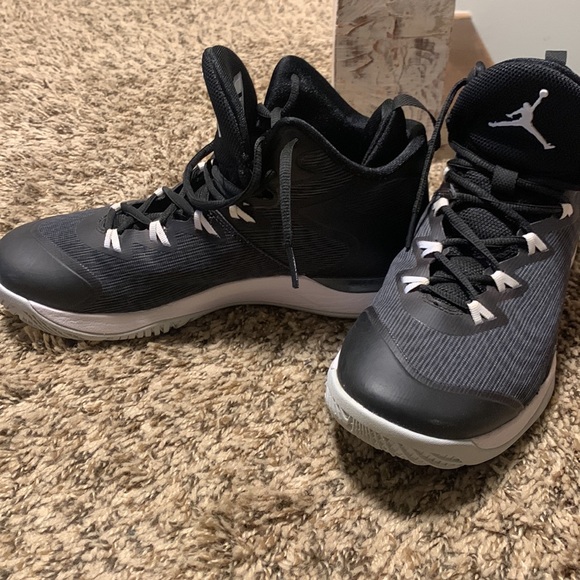 Jordan basketball shoes - Picture 2 of 4